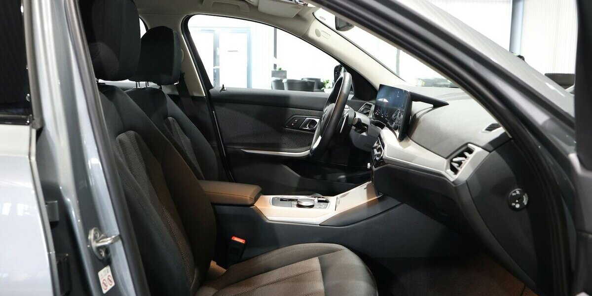 BMW 320d Touring xDrive SPORT / CURVED+NAVI+APPLE 32.000 km 29.993 &euro; Hamm 59077