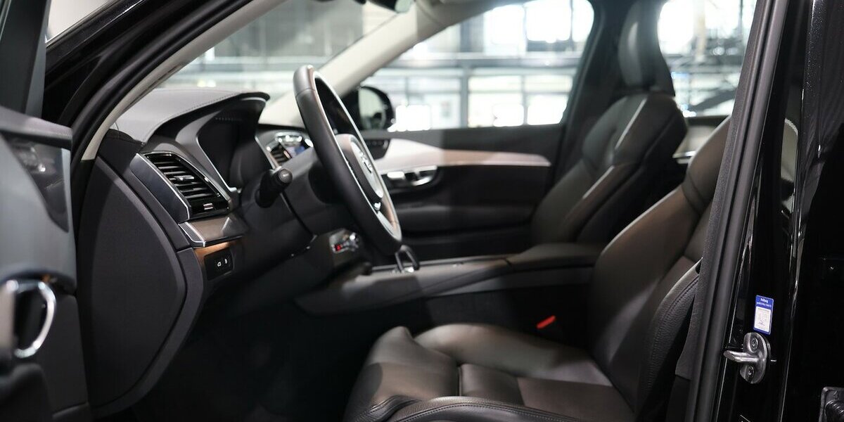 Volvo XC90 RECHARGE P-HEV AWD T8 R-DESIGN-DARK 7-SITZE 57.000 km 48.444 &euro; Hamm 59077
