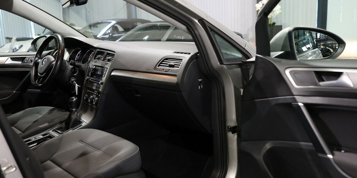 VW Golf VII 1.6 TDI Comfortline COMPOSITION-COLOUR 143.000 km 10.997 &euro; Hamm 59077