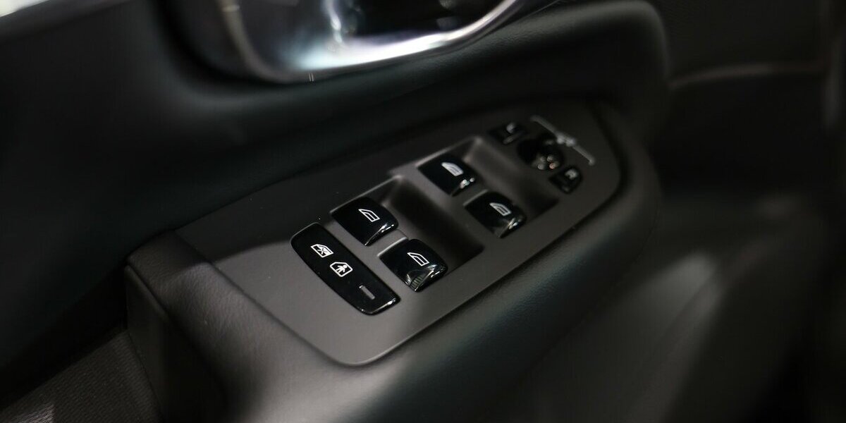 Volvo XC90 RECHARGE P-HEV AWD T8 R-DESIGN-DARK 7-SITZE 57.000 km 48.444 &euro; Hamm 59077