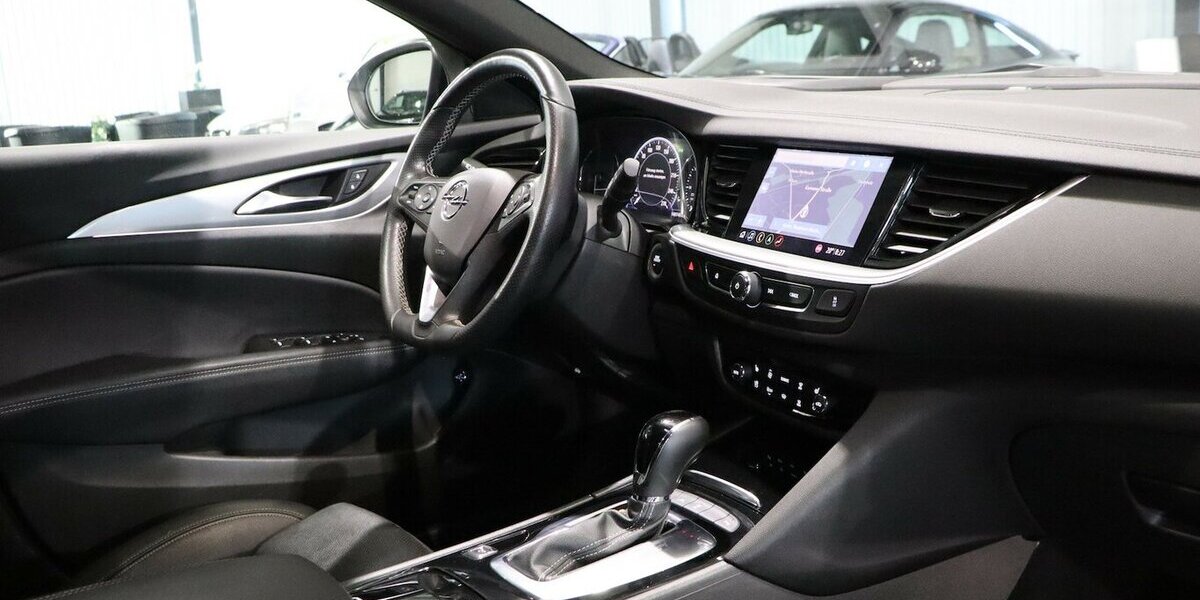 Opel Insignia 2.0 ST 4x4 OPC-LINE GSI WHITE / VC+HUD 140.000 km 19.111 &euro; Hamm 59077