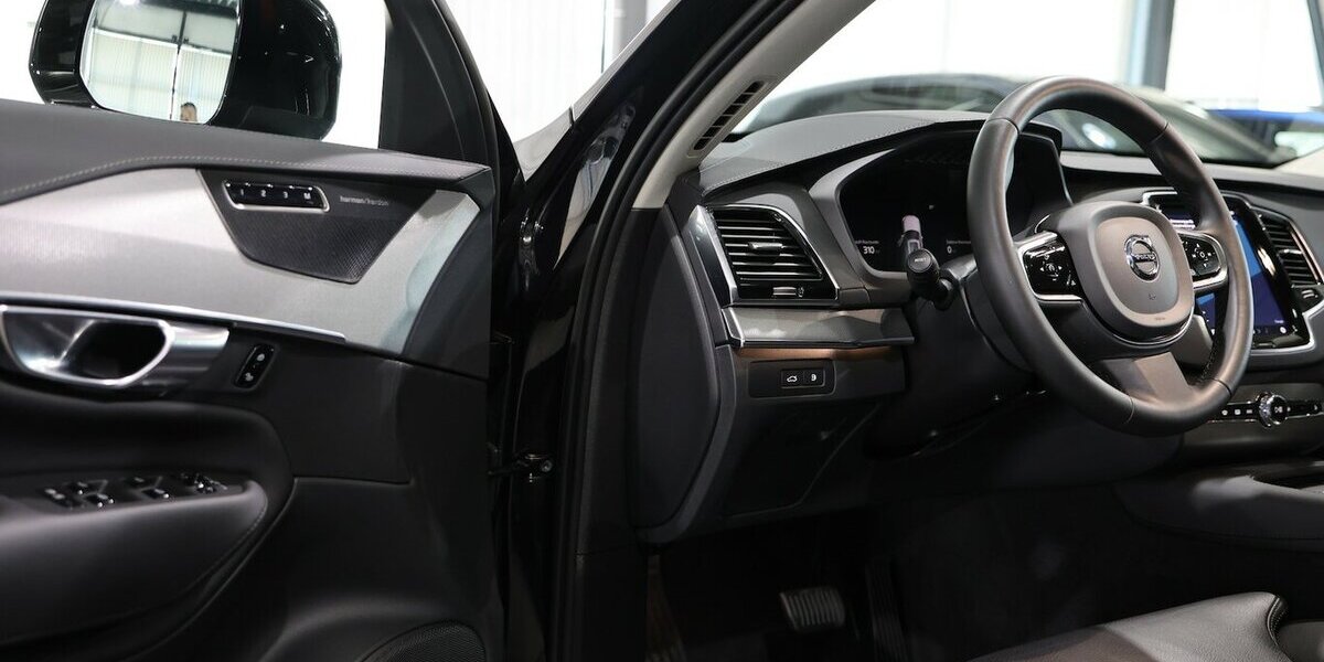 Volvo XC90 RECHARGE P-HEV AWD T8 R-DESIGN-DARK 7-SITZE 57.000 km 48.444 &euro; Hamm 59077