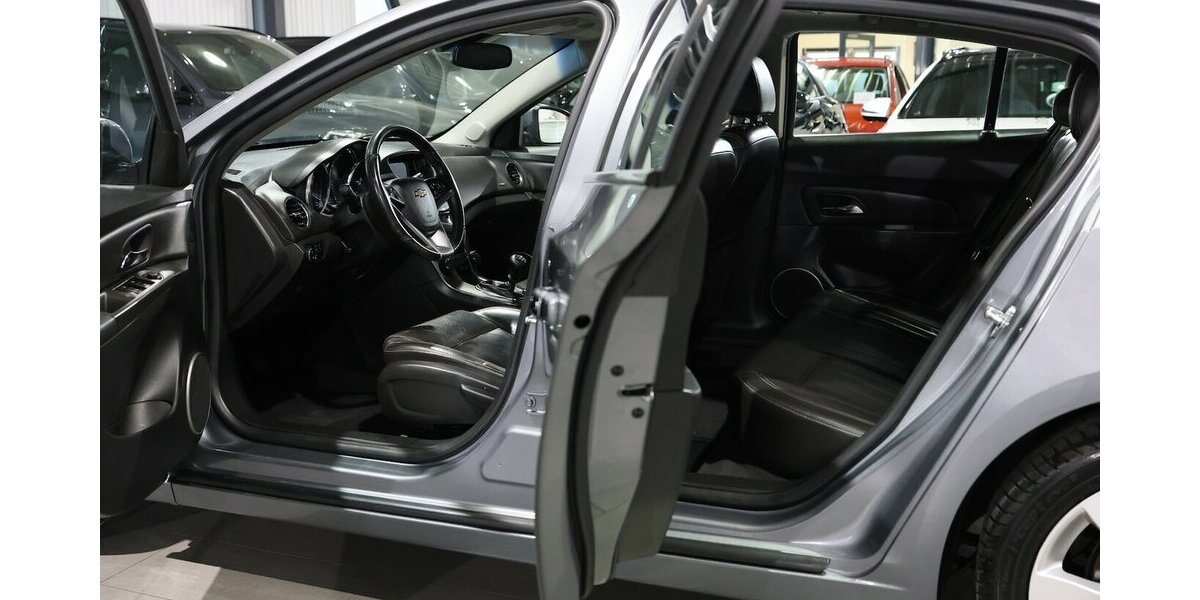 Chevrolet Cruze HATCHBACK 1.4 LTZ / SCHIEBEDACH,LEDER,NAVI 128.000 km 5.777 &euro; Hamm 59077