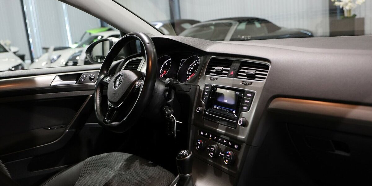 VW Golf VII 1.6 TDI Comfortline COMPOSITION-COLOUR 143.000 km 10.997 &euro; Hamm 59077