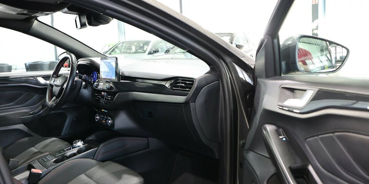 Ford Focus Tunier 1.5 EB ST-LINE-X SPORT / PANORAMA 108.000 km 16.555 &euro; Hamm 59077
