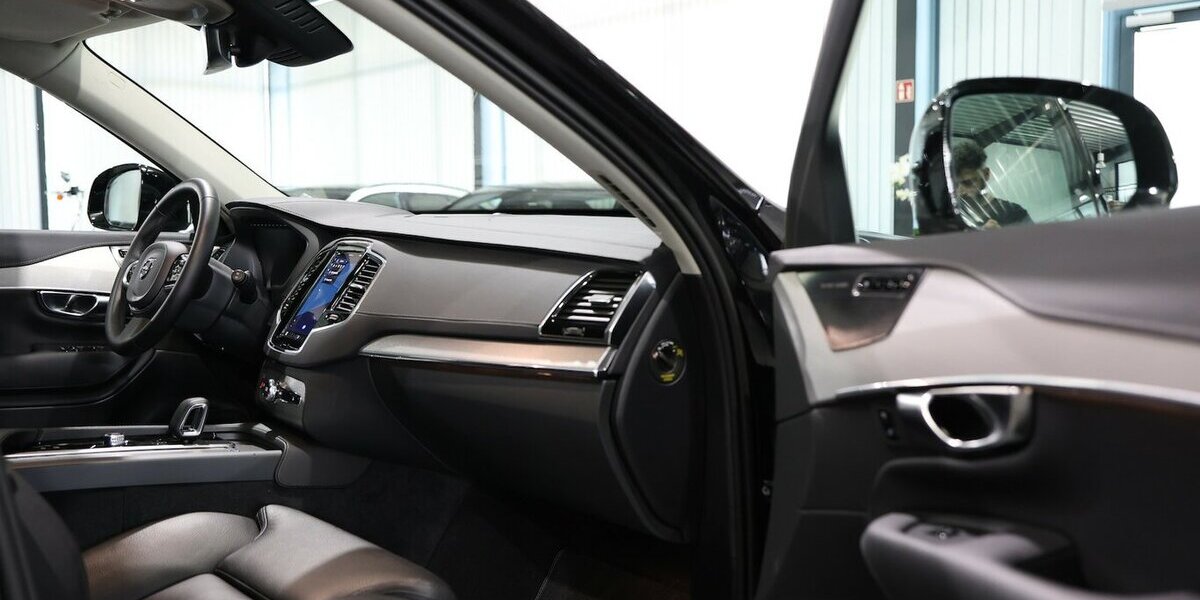 Volvo XC90 RECHARGE P-HEV AWD T8 R-DESIGN-DARK 7-SITZE 57.000 km 48.444 &euro; Hamm 59077