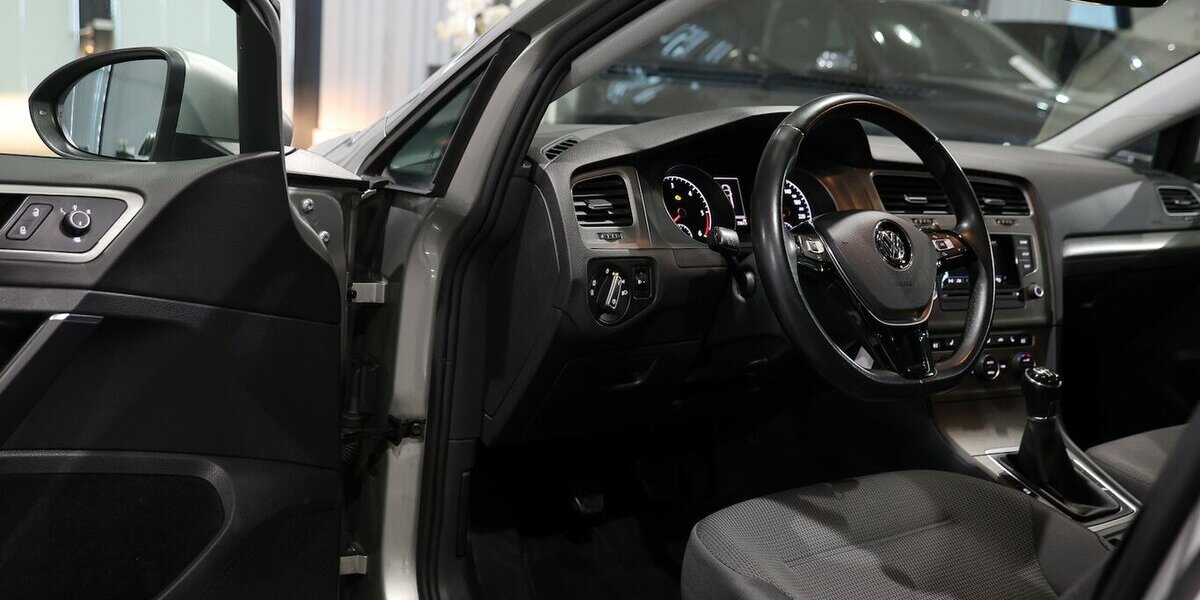 VW Golf VII 1.6 TDI Comfortline COMPOSITION-COLOUR 143.000 km 10.997 &euro; Hamm 59077