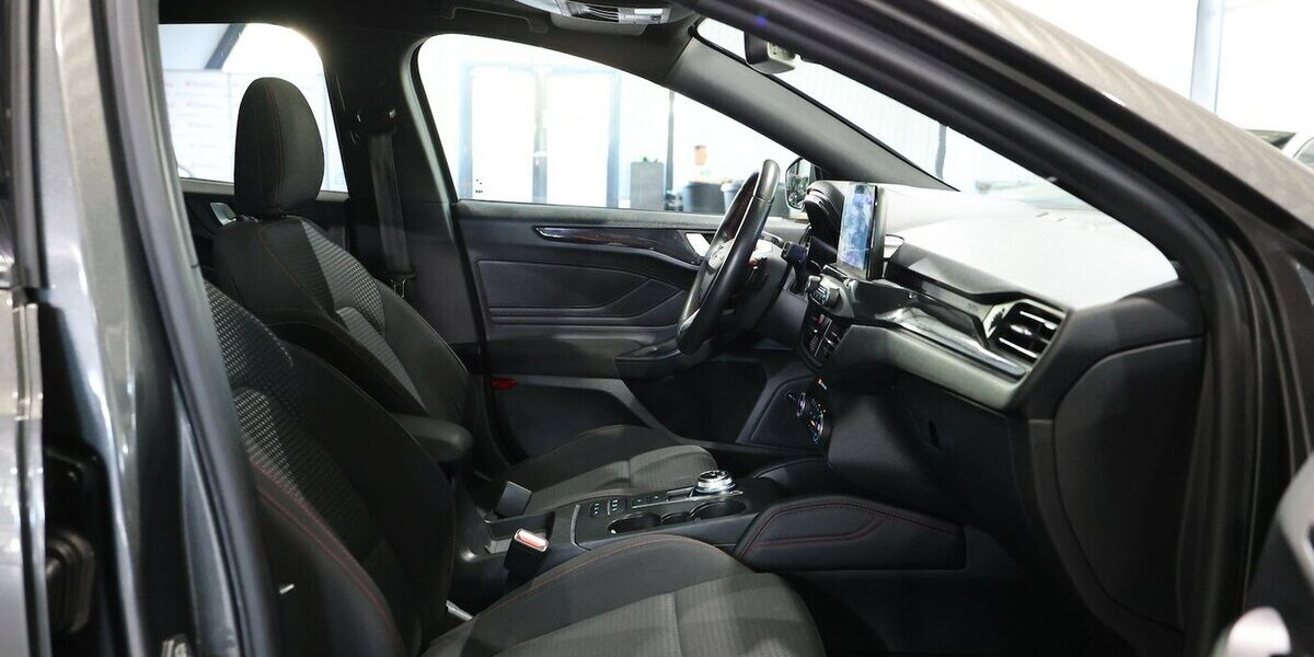 Ford Focus Tunier 1.5 EB ST-LINE-X SPORT / PANORAMA 108.000 km 16.555 &euro; Hamm 59077