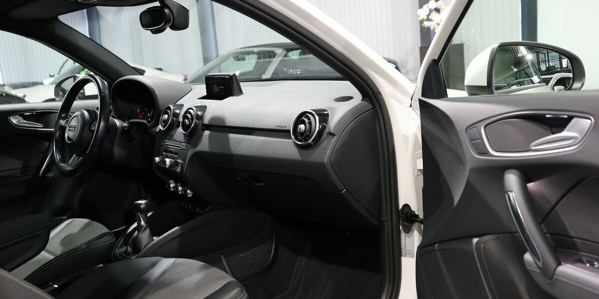 Audi A1 1.6 TDI SPORT WHITE / XENON, NAVI-MMI, LEDER 111.000 km 11.991 &euro; Hamm 59077