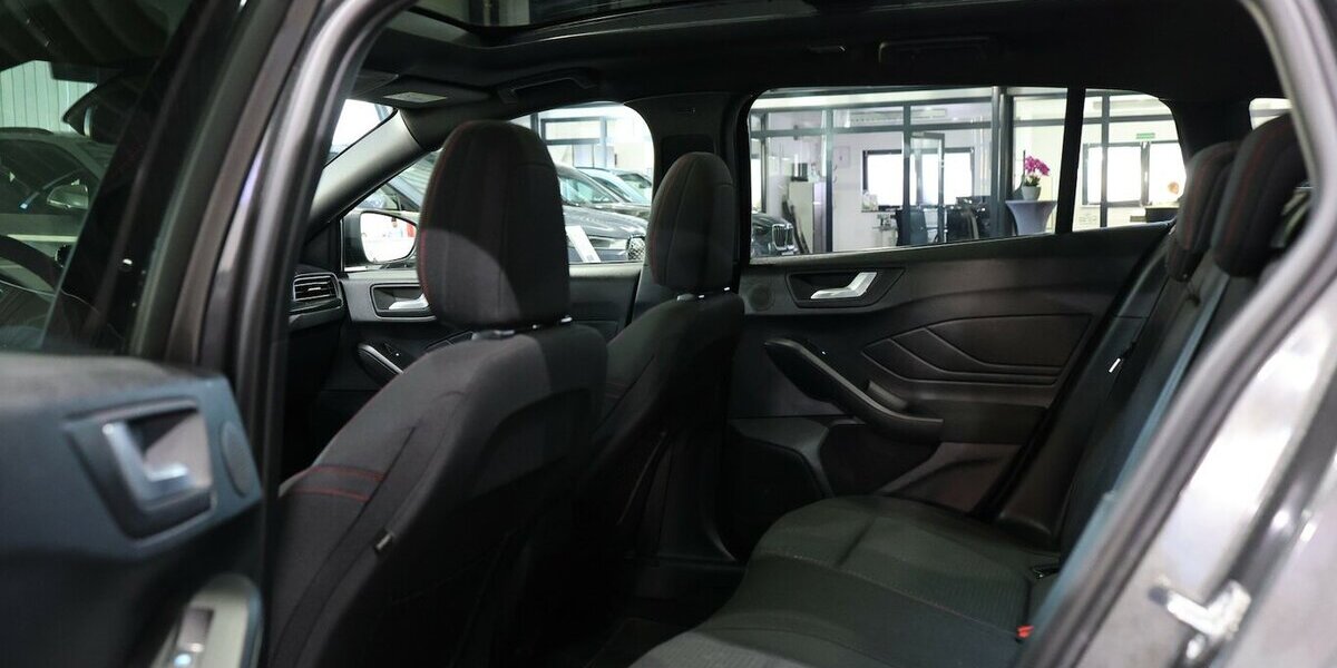 Ford Focus Tunier 1.5 EB ST-LINE-X SPORT / PANORAMA 108.000 km 16.555 &euro; Hamm 59077