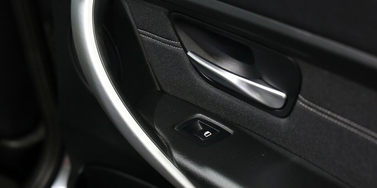 BMW 318d Touring blue PERFORMANCE SPORT / PANORAMA 80.000 km 15.111 &euro; Hamm 59077