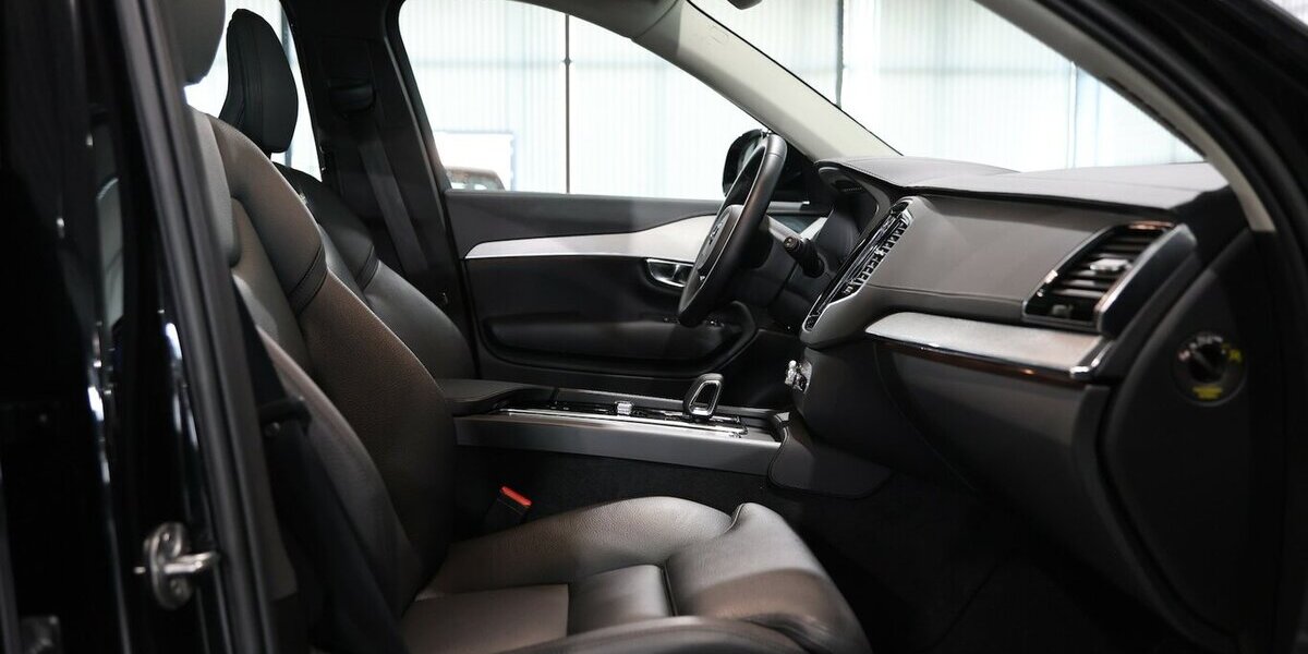 Volvo XC90 RECHARGE P-HEV AWD T8 R-DESIGN-DARK 7-SITZE 57.000 km 48.444 &euro; Hamm 59077